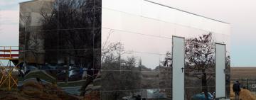 Жителі Южного не можуть скористатись дзеркальним громадським туалетом за 3 млн грн 